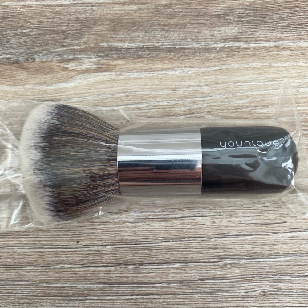 YOUNIQUE Powder Puff Brush  BNIB